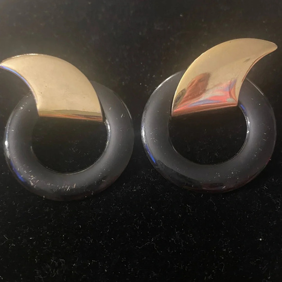 Jewelry - Free w/ bundle purchase! Vintage Black and Gold Circle Earrings